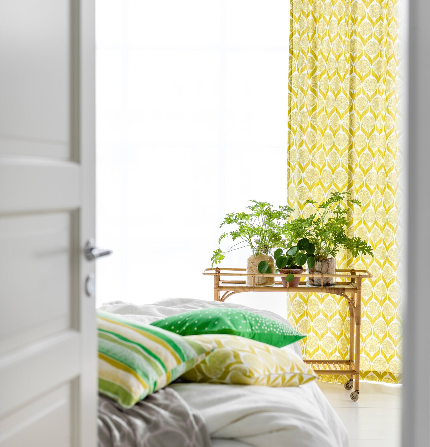 Kuddfodral Happy Grön från Spira i ett ljust och luftigt rum