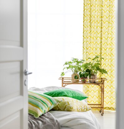 Kuddfodral Happy Grön från Spira i ett ljust och luftigt rum