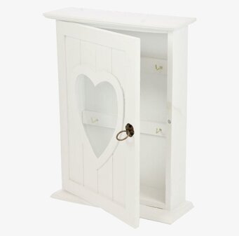 Foto av charmigt nyckelskåp med hjärtdesign i trä