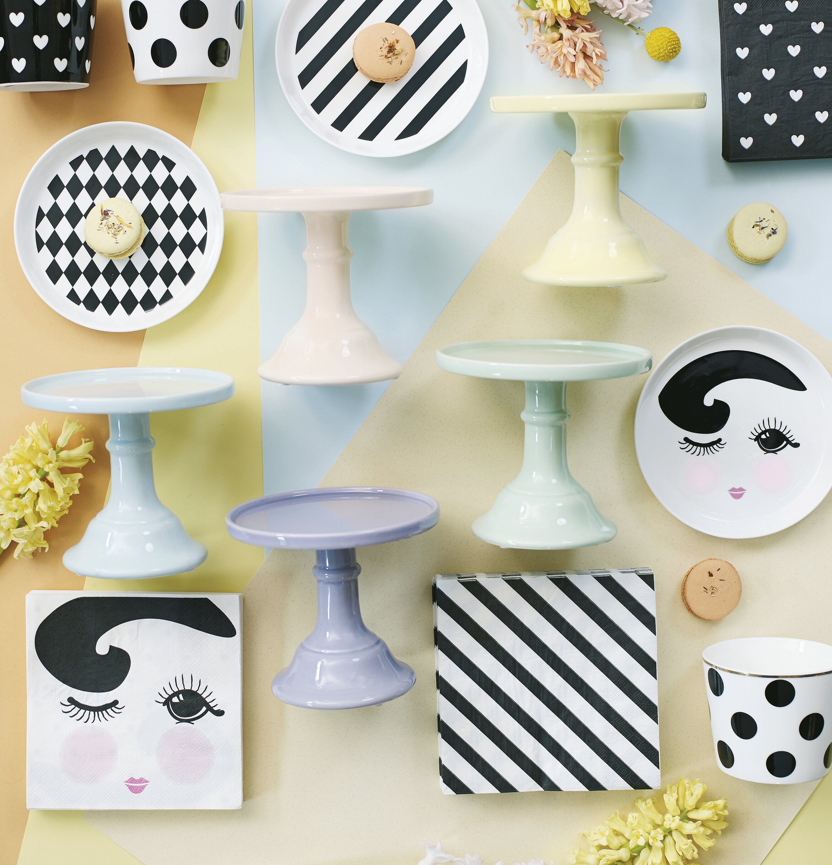 Assiett Flirtig från Miss Etoile med grafiskt mönster