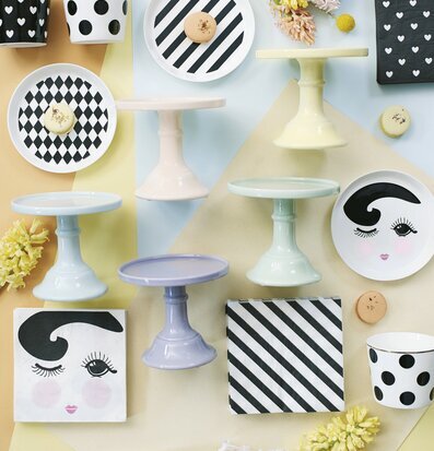 Assiett Flirtig från Miss Etoile med grafiskt mönster