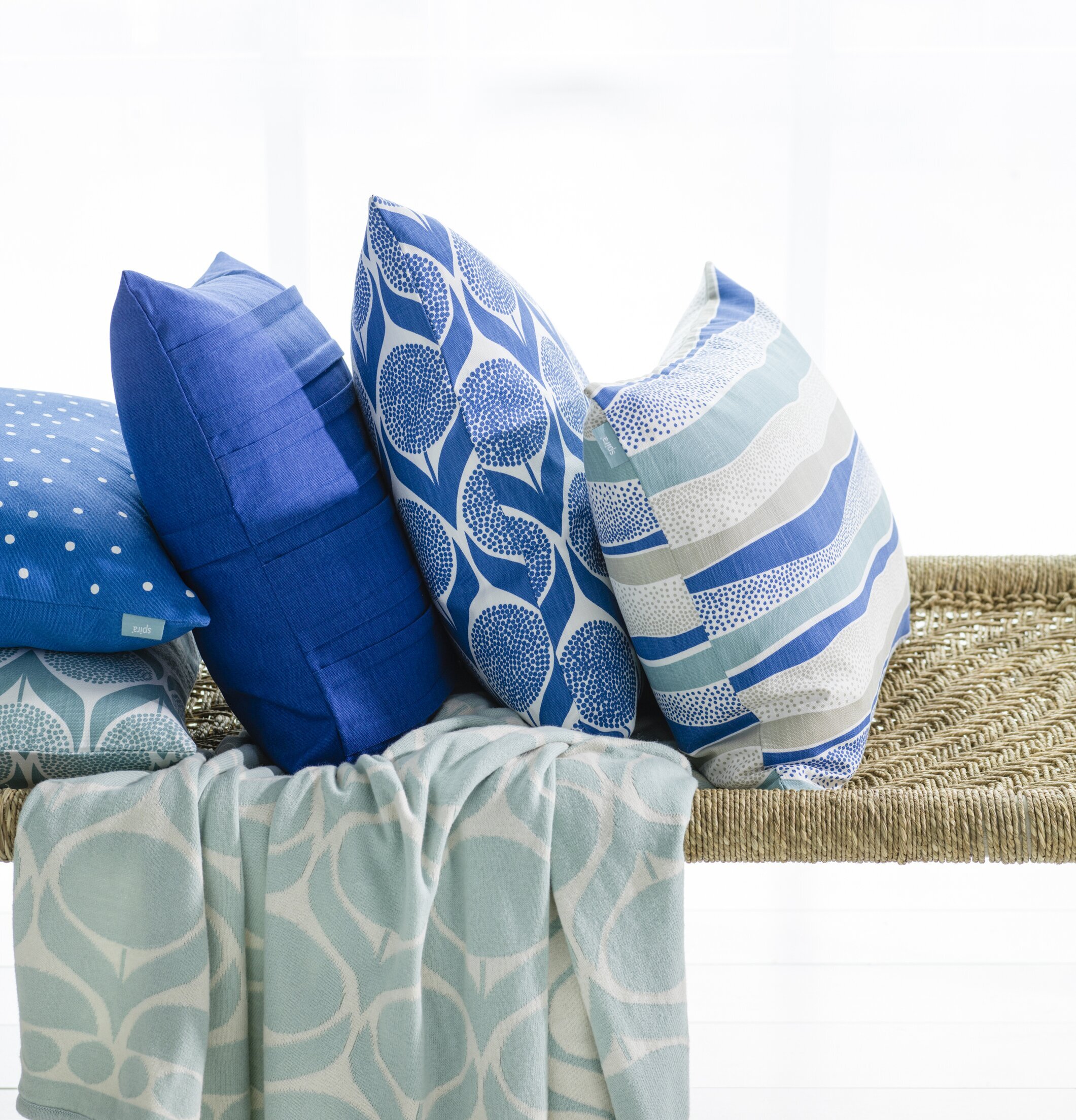 Kuddfodral Happy Kobolt från Spira på rustik vävd bänk