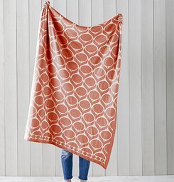 Pläd Blomma Korall från Spira med blommönster i korallfärg