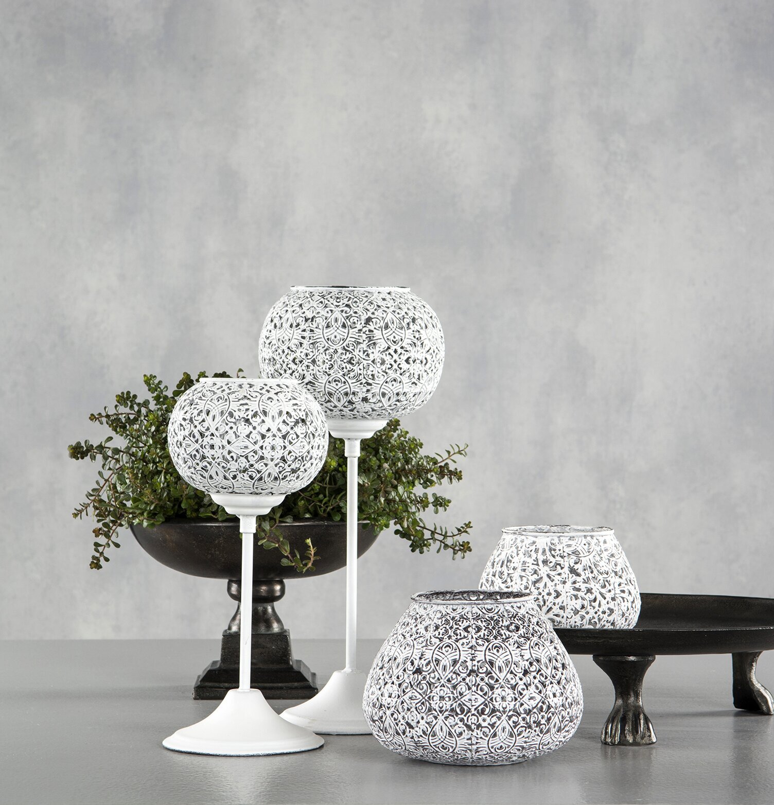 Ljuslykta Mellan Vit från A Lot Decoration med grönska