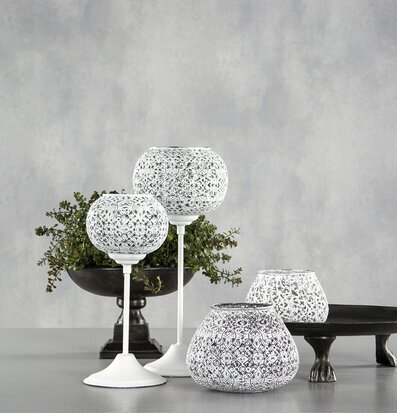 Ljuslykta Mellan Vit från A Lot Decoration med grönska