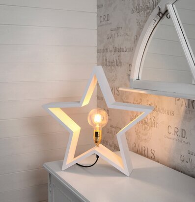 LYSeKIL Stjärna Vit från Star Trading på vitmålad byrå