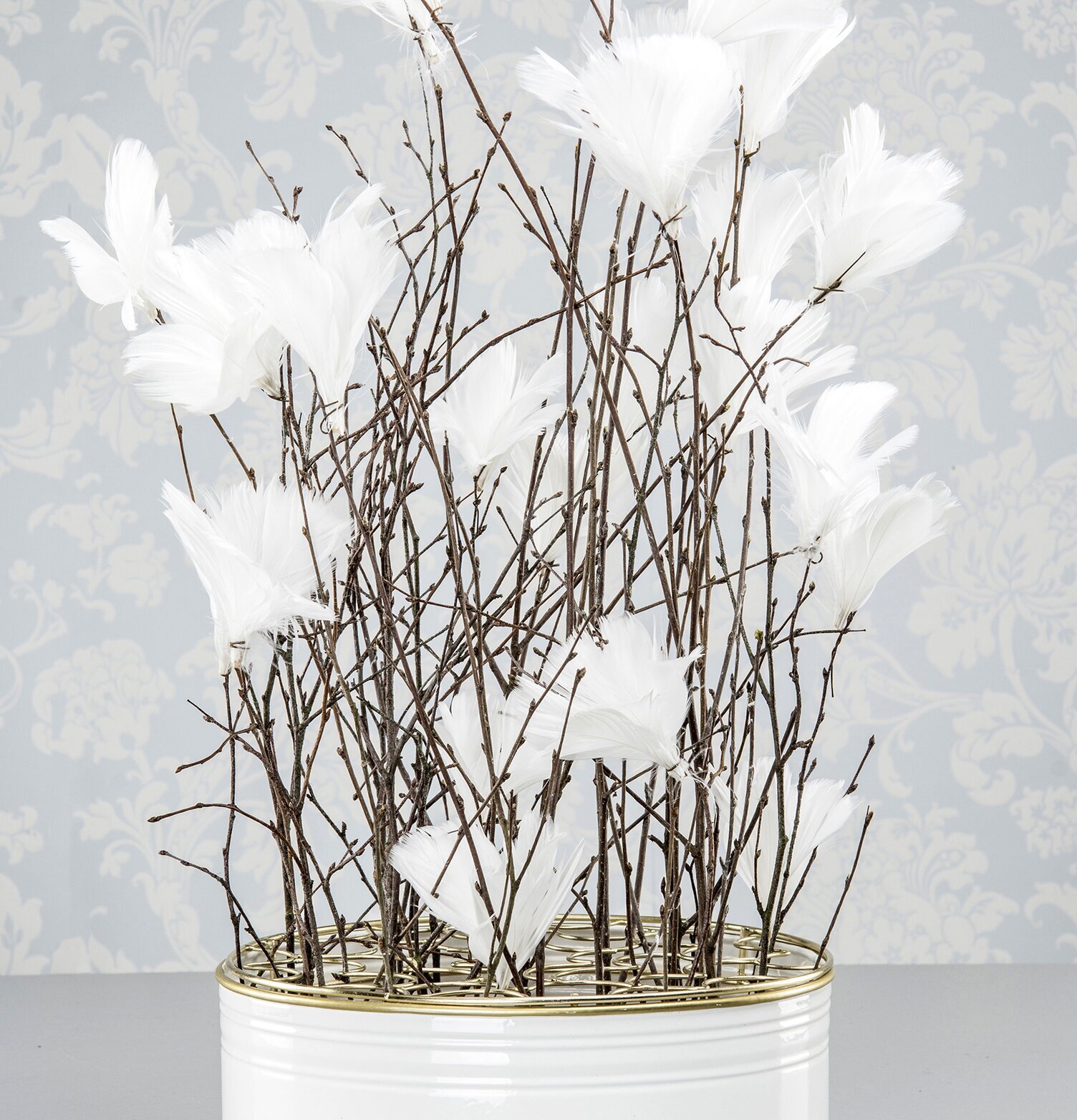 Vas Rund Vit/Guld från A Lot Decoration med vita blommor