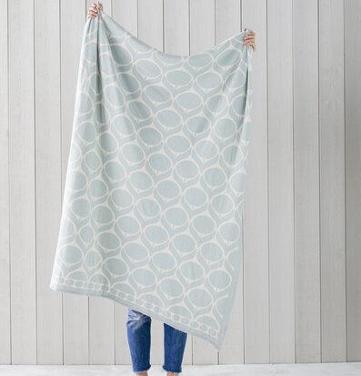 Pläd Blomma Ljusblå från Spira med blommönster i ljusblått