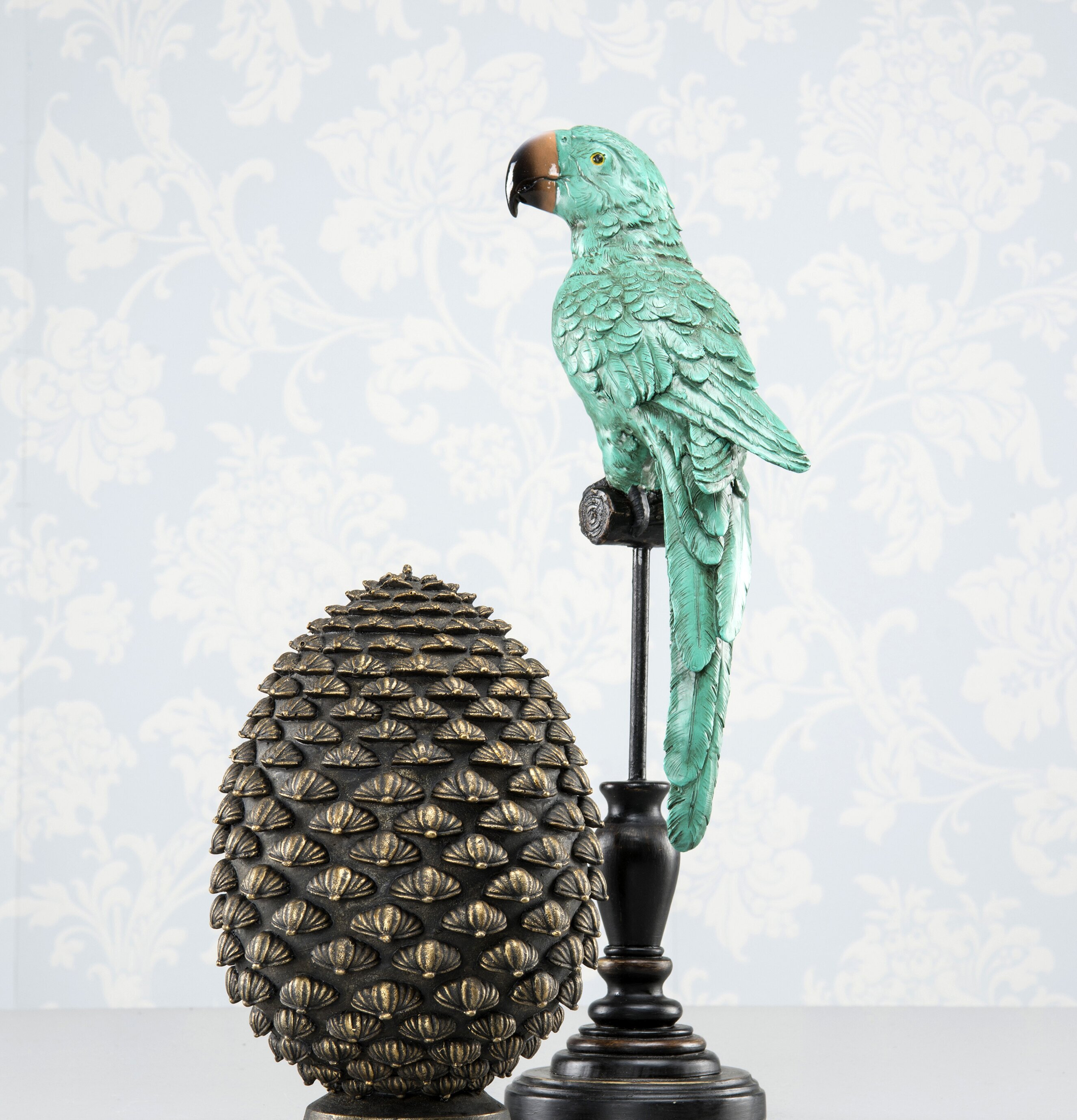 Papegoja Grön från A Lot Decoration på grå yta med prydnad