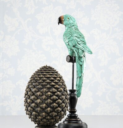 Papegoja Grön från A Lot Decoration på grå yta med prydnad