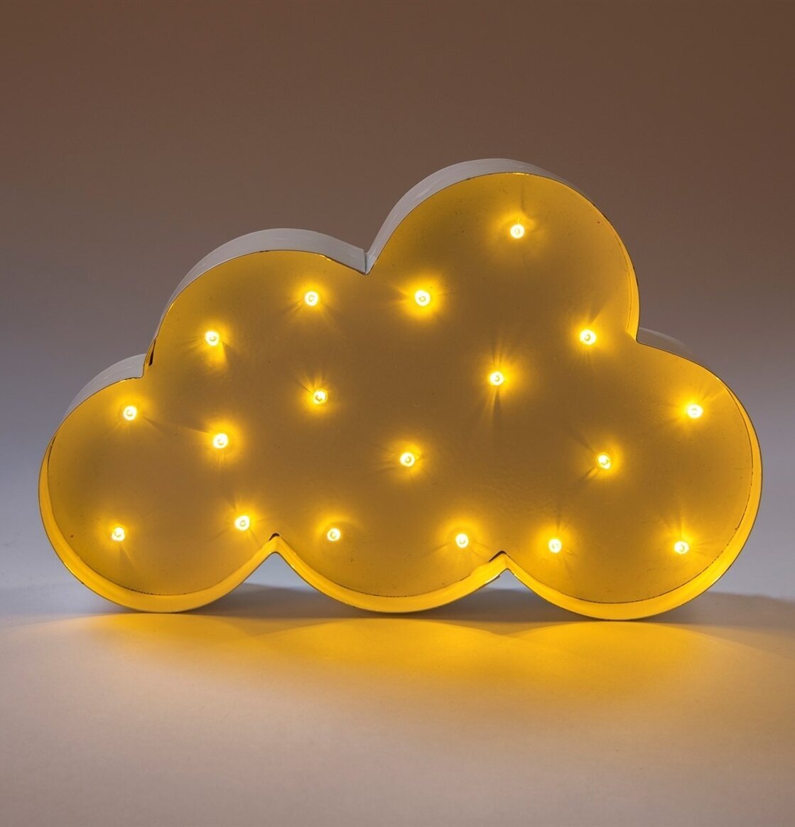 Lampa Cloud LED Vit från Sass & Belle i en varm miljö