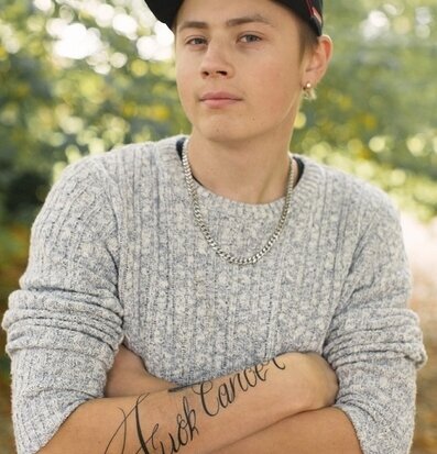 Alexander Lyktan från Majas Cottage på ett träbord