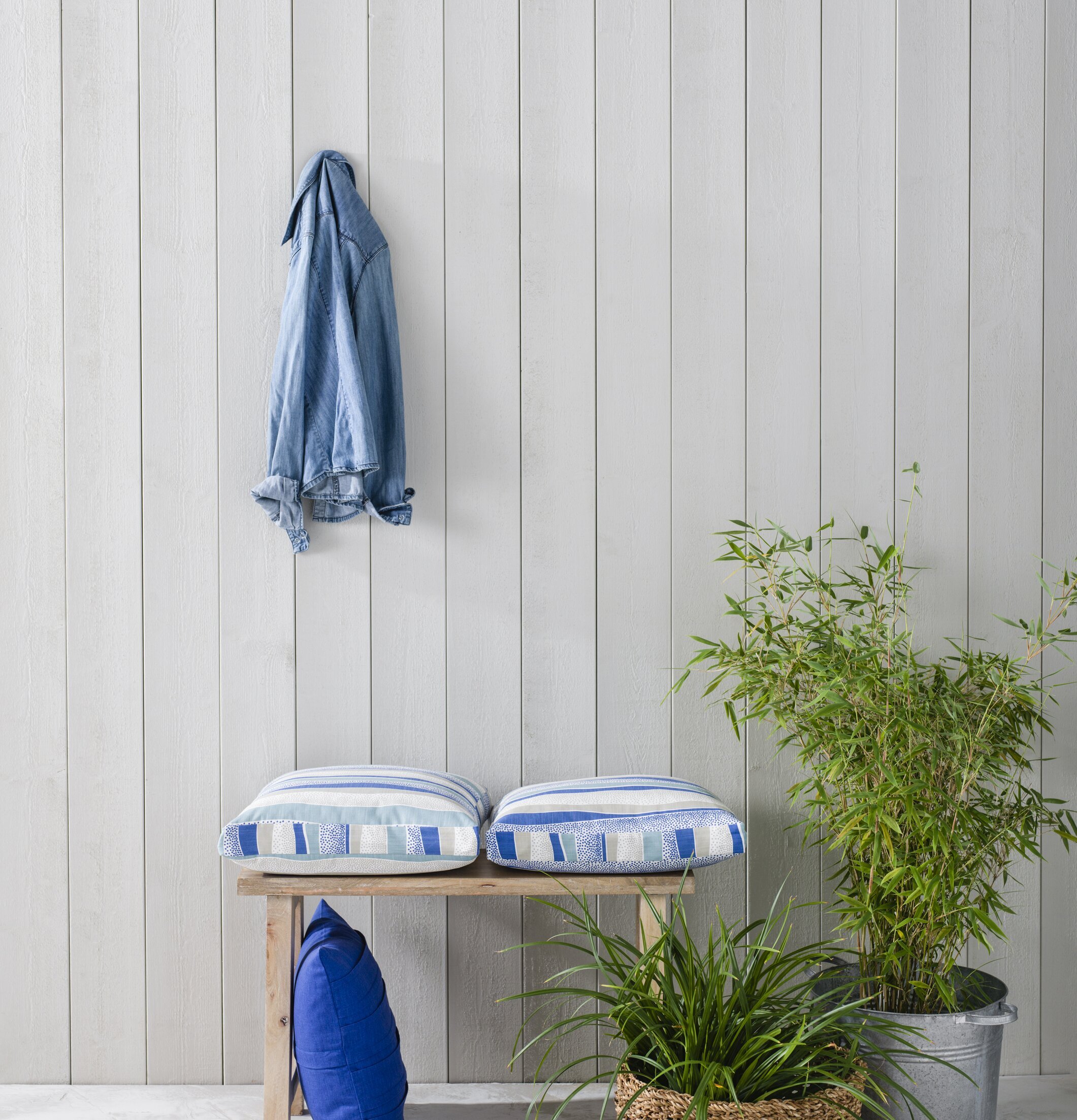 Dyna Happy Kobolt från Spira på träbänk med växter