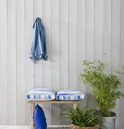 Dyna Happy Kobolt från Spira på träbänk med växter