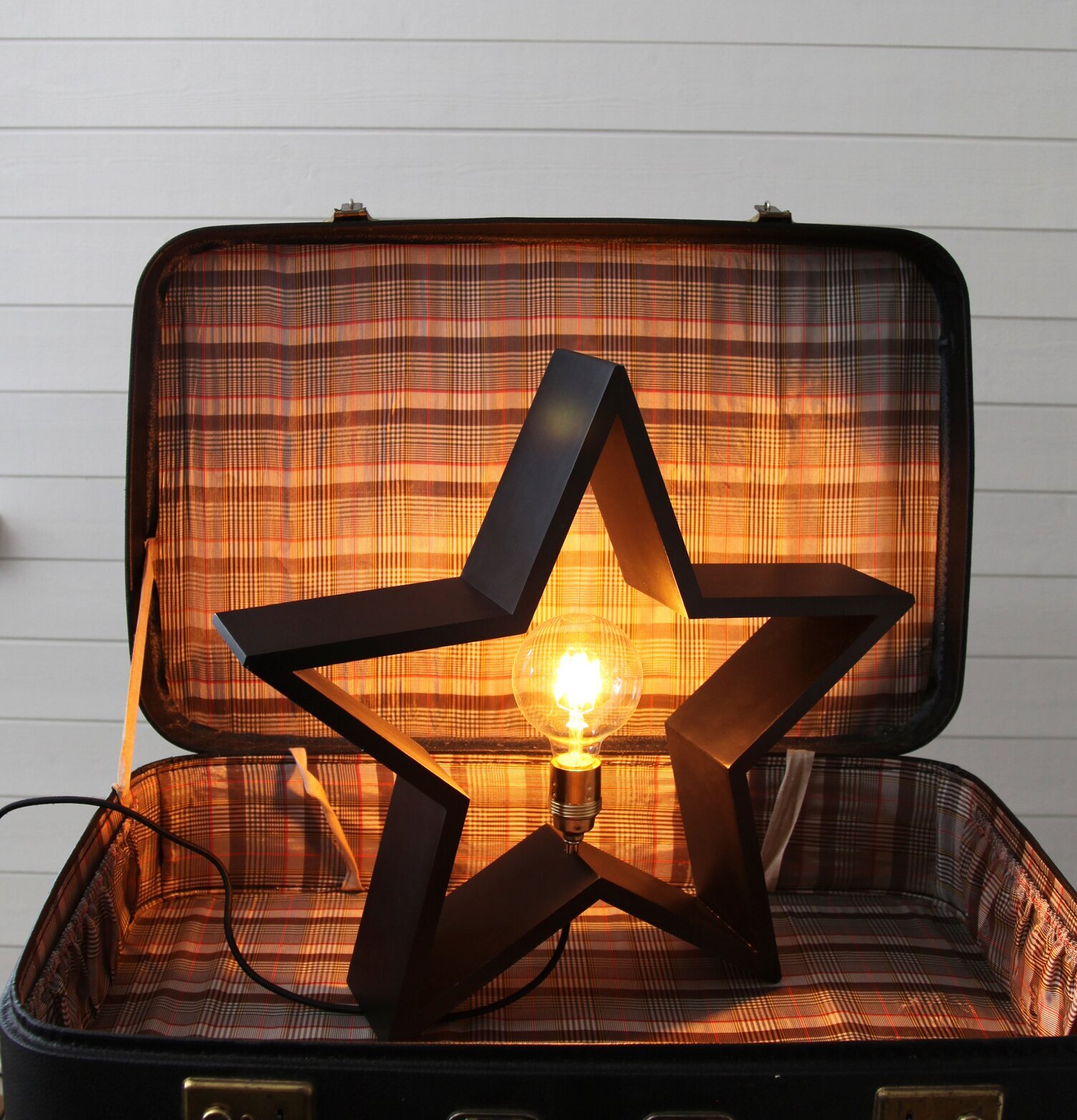 LYSeKIL Stjärna Svart från Star Trading i en öppen resväska