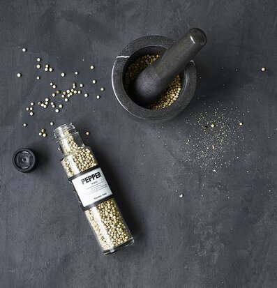 Vitpeppar från Nicolas Vahé i glasbehållare med mortel