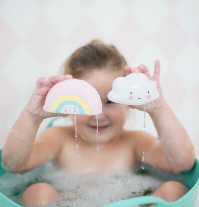 Badleksak Regnbåge från A Little Lovely Company i badet