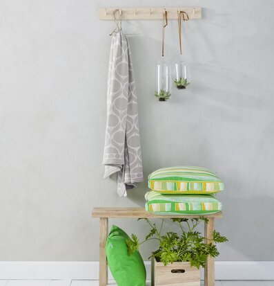 Dyna Happy Korall från Spira på träbänk med växter