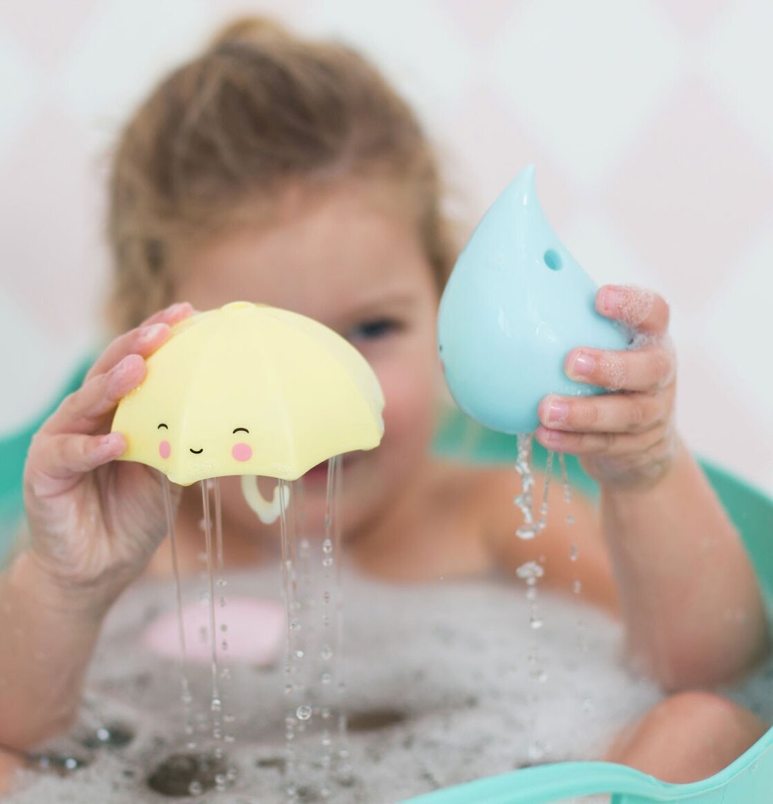 Badleksak Regndroppe från A Little Lovely Company i användning