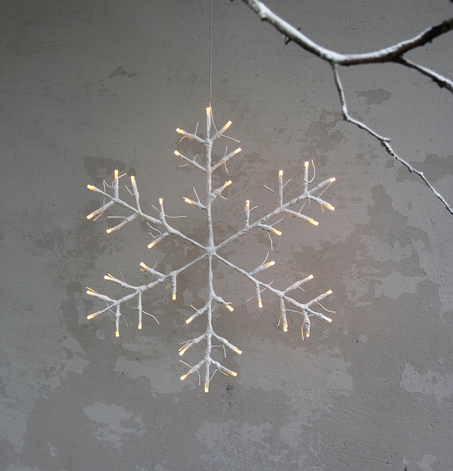 Hängande Snöflinga Vit från Star Trading på en betongvägg