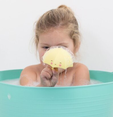 Badleksak Paraply från A Little Lovely Company i badkaret