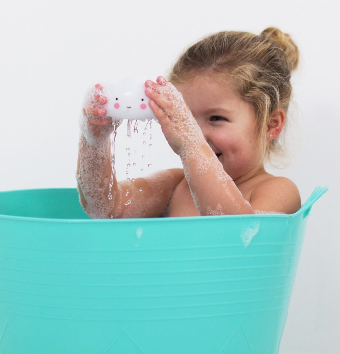 Barn leker med Badleksak Moln från A Little Lovely Company