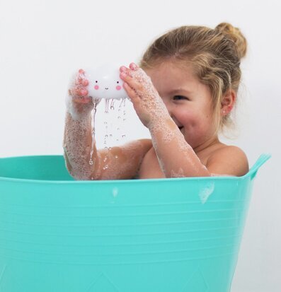 Barn leker med Badleksak Moln från A Little Lovely Company