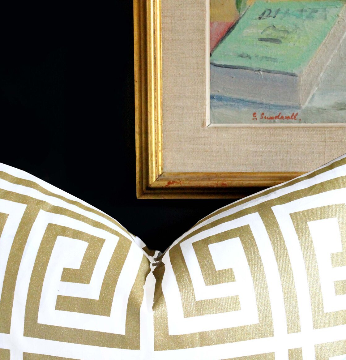 Kuddfodral Santorini Gold från ELCE Stockholm mot mörk bakgrund