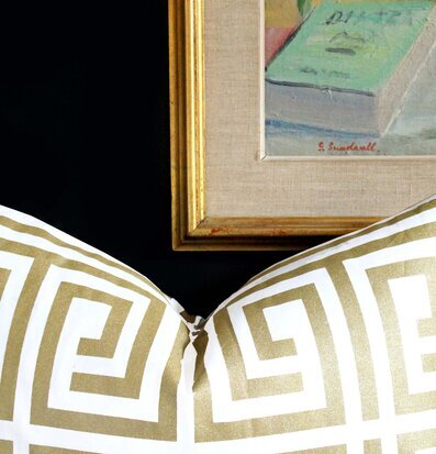 Kuddfodral Santorini Gold från ELCE Stockholm mot mörk bakgrund