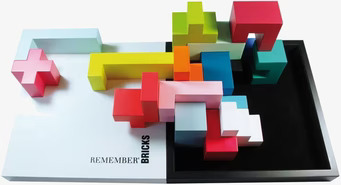 Färgglada Bricks från Remember på vit och svart basplatta
