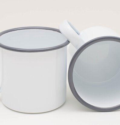 Emaljmugg Vit/Grå från Crow Canyon Home, två stycken muggar