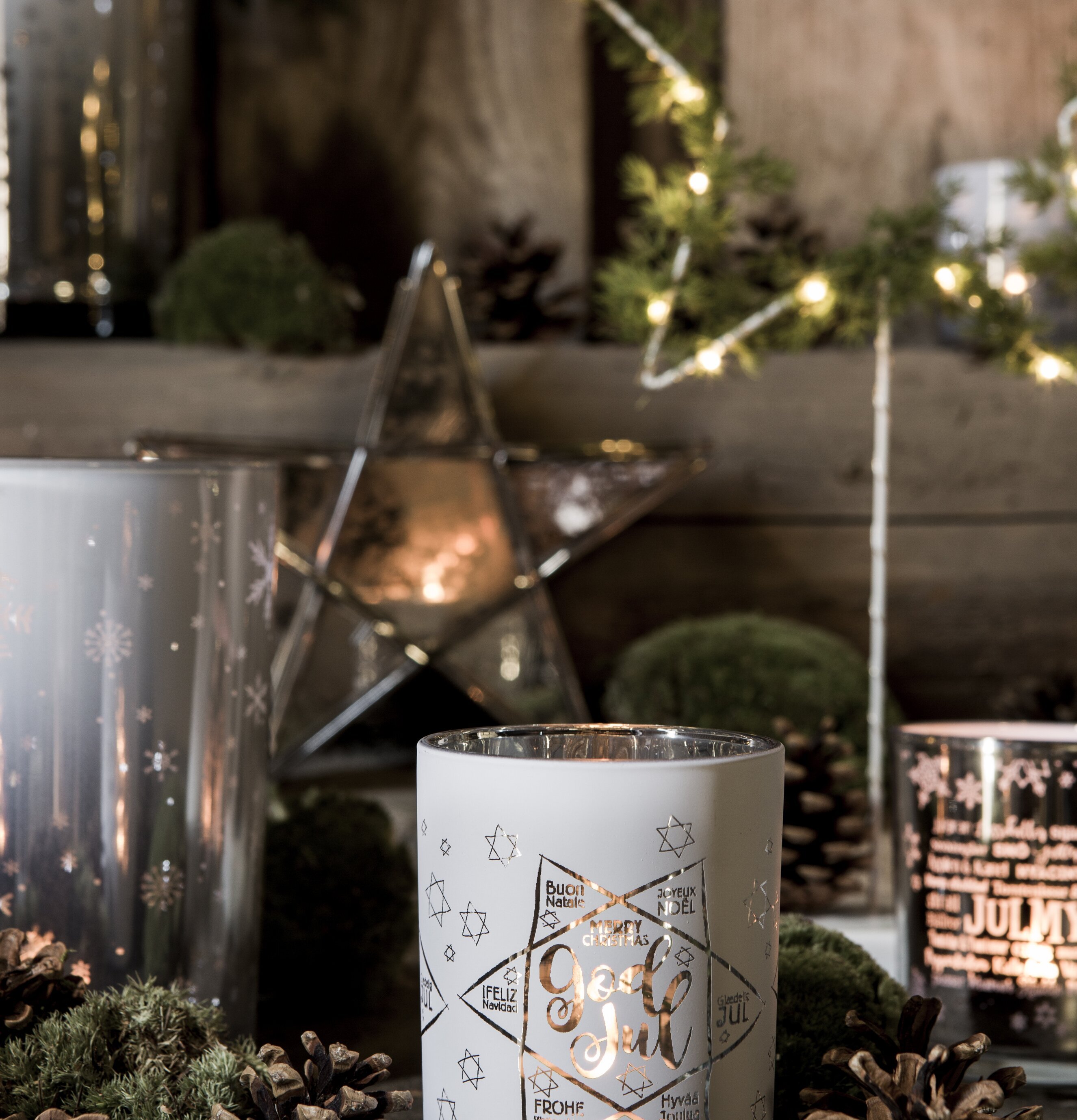 God Jul Vit - Majas Cottage ljuslykta med juldekorationer