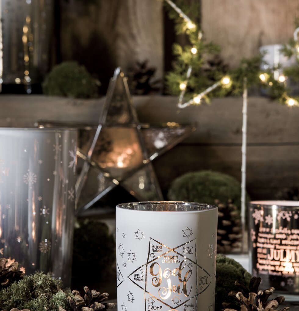 God Jul Vit - Majas Cottage ljuslykta med juldekorationer