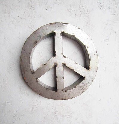 Peace Metall från Americana Classic Vintage på vit vägg