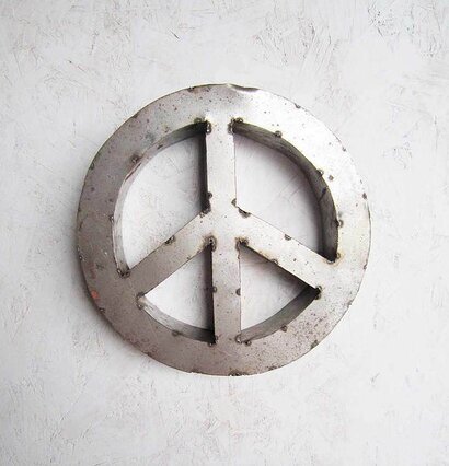 Peace Metall från Americana Classic Vintage på vit vägg