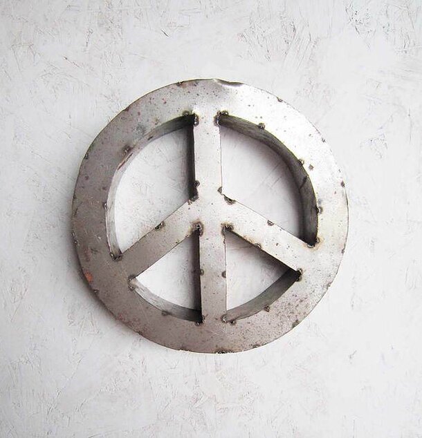 Peace Metall från Americana Classic Vintage på vit vägg