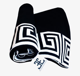 Pläd Santorini Svart från ELCE Stockholm med geometriskt mönster