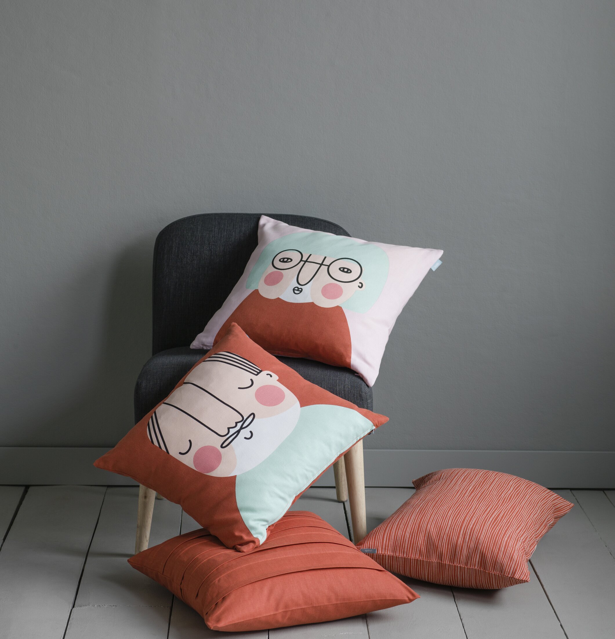 Kuddfodral Åke från Spira med livfulla ansiktsmönster