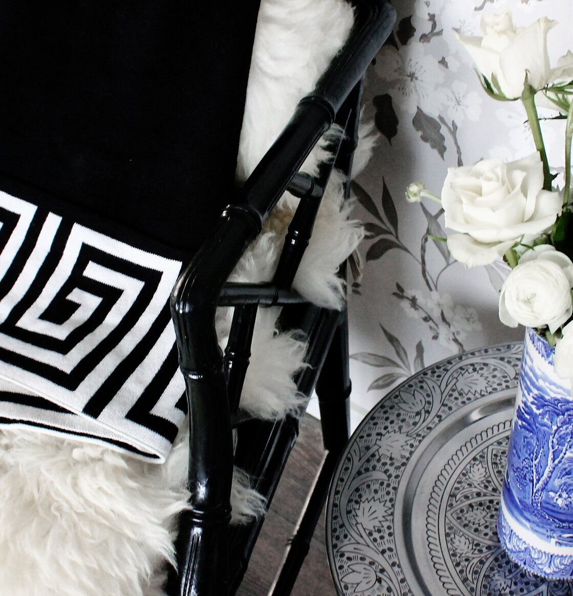 Pläd Santorini Svart från ELCE Stockholm på en stol