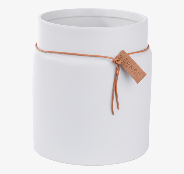 Kruka Med Läderband L Vit från Ernst i minimalistisk miljö