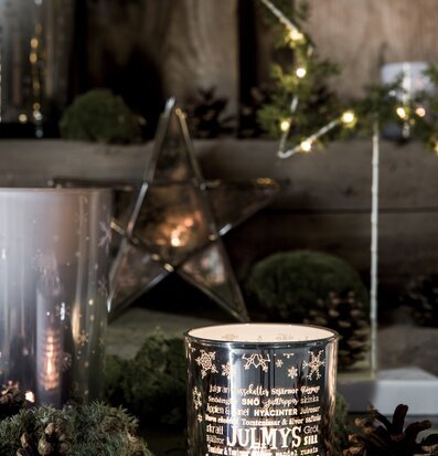Julmys Silver - Majas Cottage ljuslykta i juldekorerad miljö