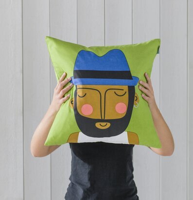 Kuddfodral Max från Spira hålls upp framför en person