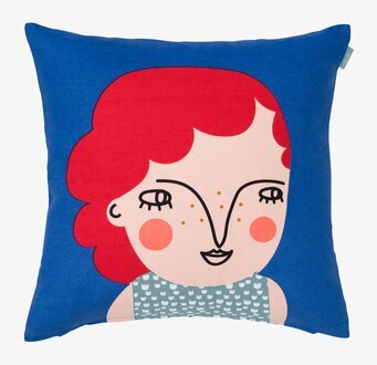 Kuddfodral Lily från Spira med lekfullt ansikte och rött hår