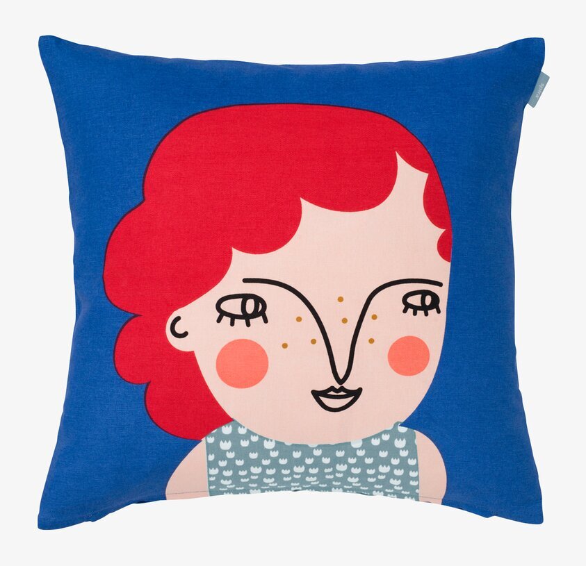 Kuddfodral Lily från Spira med lekfullt ansikte och rött hår