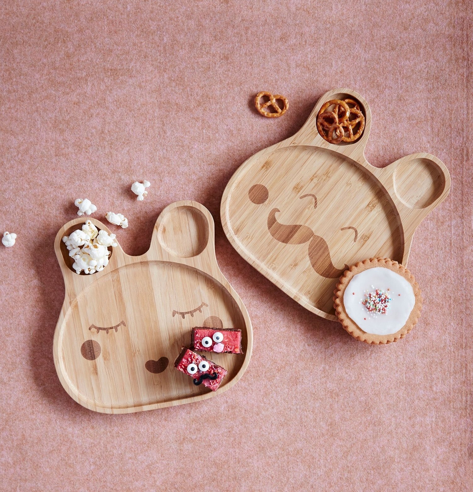 Barntallrik Sweet Face från Rice med snacks och fruktbars