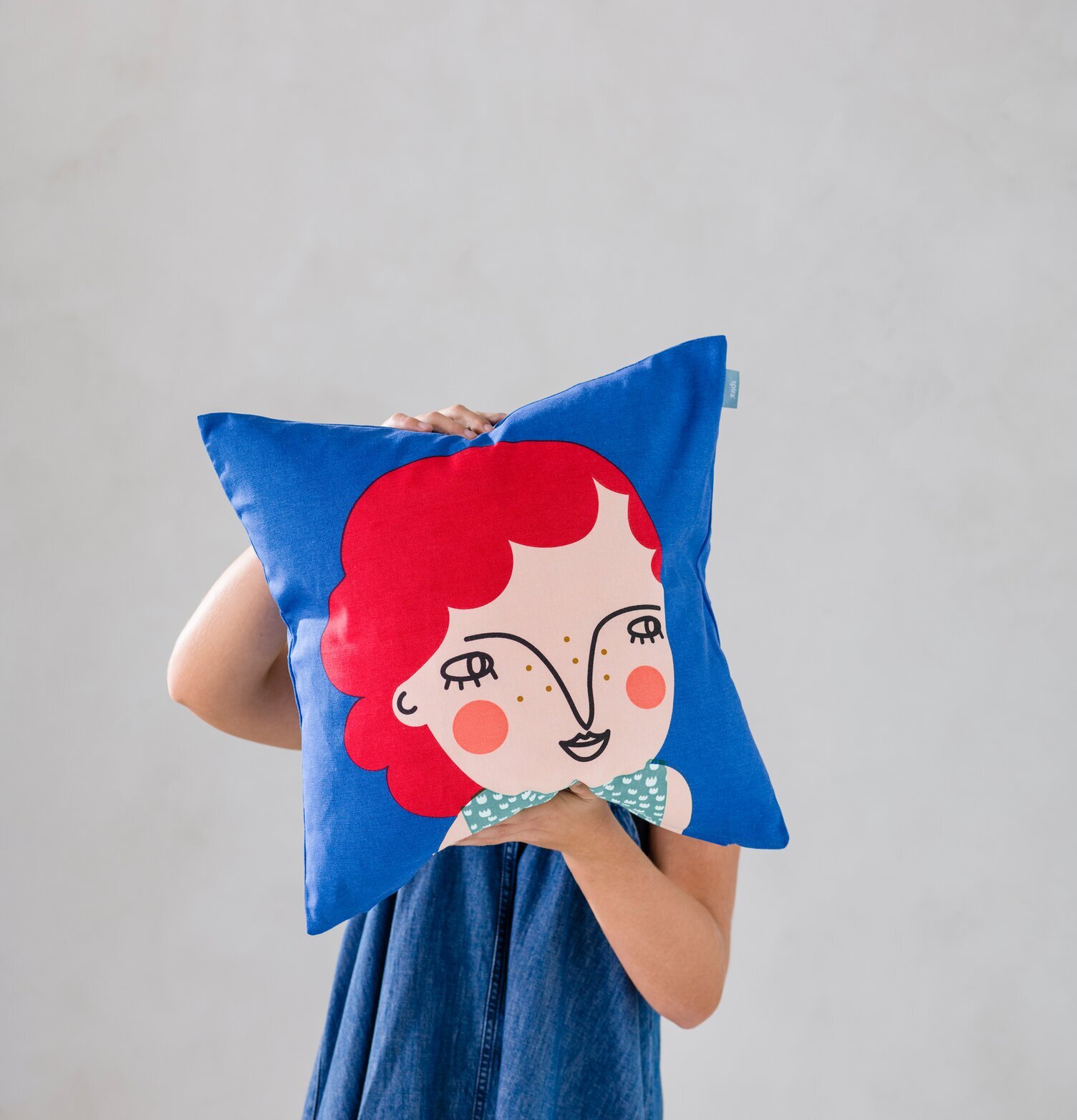 Kuddfodral Lily från Spira med livfull ansiktsillustration