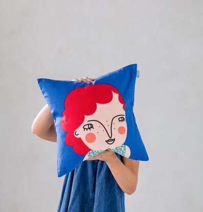 Kuddfodral Lily från Spira med livfull ansiktsillustration