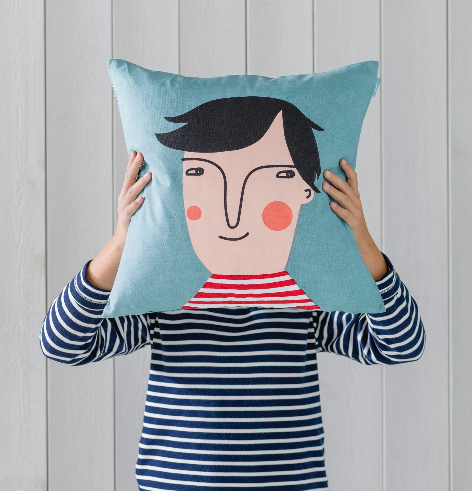 Kuddfodral Håkan från Spira med stiliserat ansikte i blått