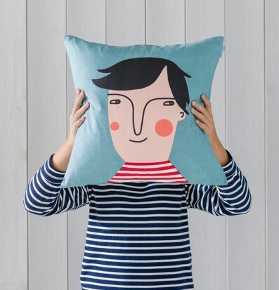 Kuddfodral Håkan från Spira med stiliserat ansikte i blått