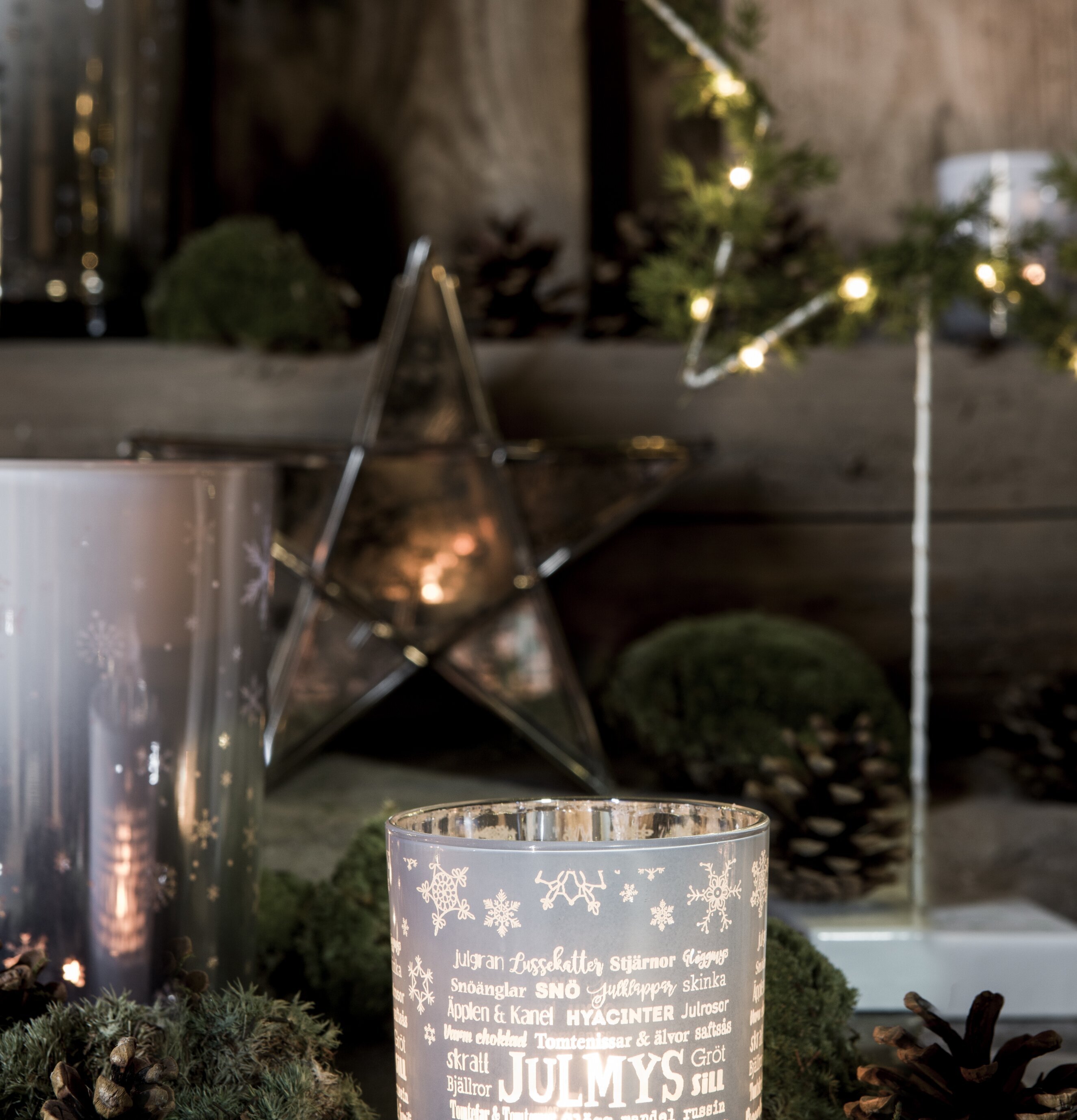 Julmys Vit - Majas Cottage, frostad ljuslykta med julmotiv